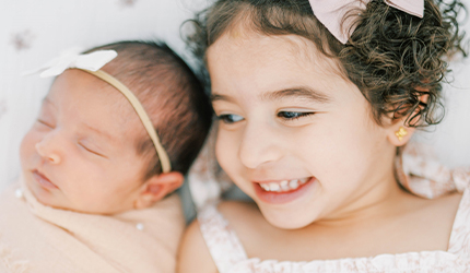 2 young children smiling