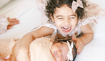 2 young children smiling